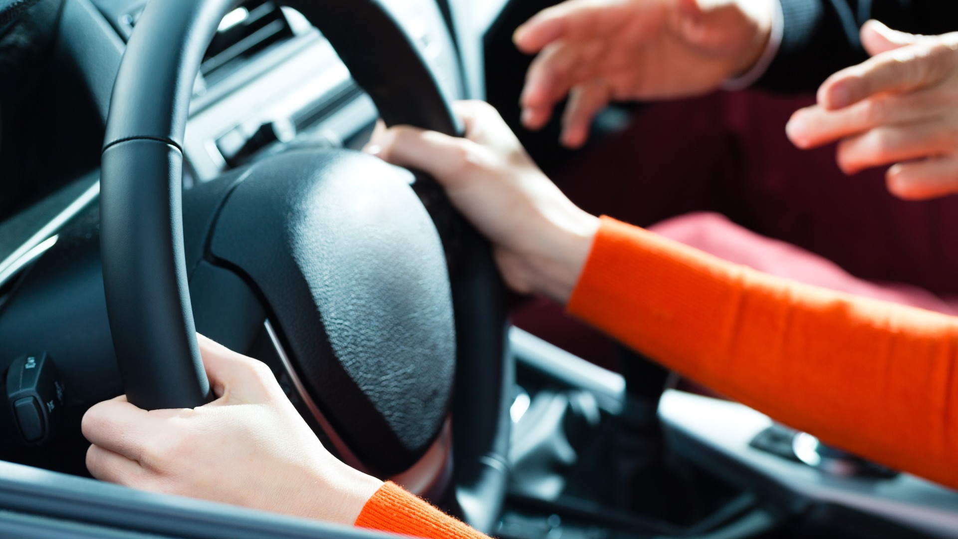 Frau in einem Fahrschule Auto macht Führerschein