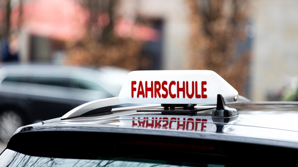 schild eines modernen fahrschulautos